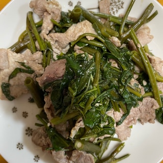 空心菜（クウシンサイ）と豚こま肉の炒め物
